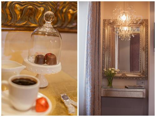 stolik z filiżanką kawy i lustrem w obiekcie Soleil Boutique H w mieście Sopot