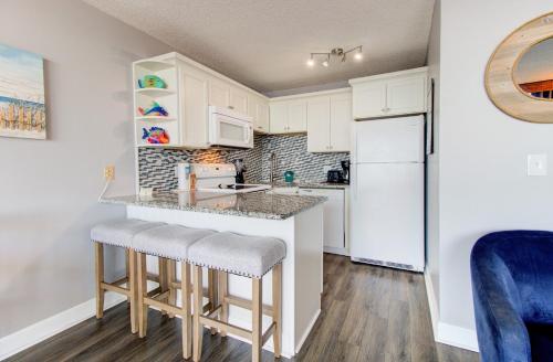 Η κουζίνα ή μικρή κουζίνα στο 0607 Just Beachy by Atlantic Towers