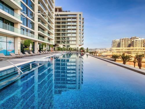 uma piscina no meio de um edifício em Palace Residences, Dubai Creek Harbour em Dubai