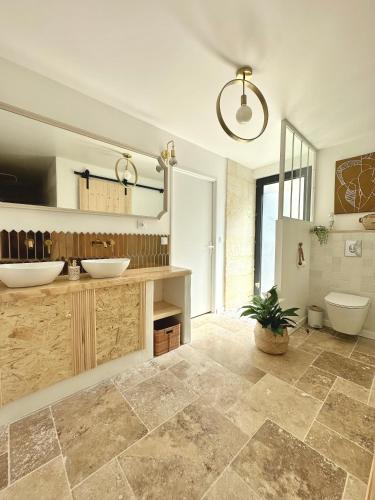 une salle de bain avec deux lavabos et un WC dans l'établissement Charmante Maison La Libournaise +parking, à Libourne