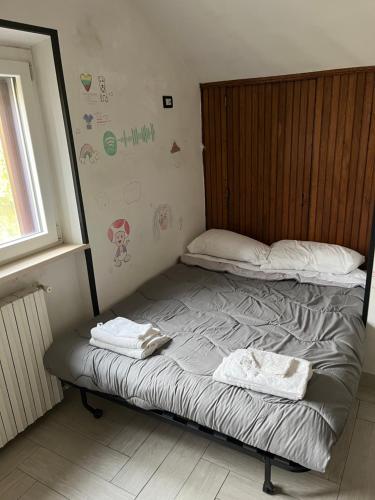 un letto con due asciugamani sopra in una camera da letto di Blackheart casa vacanze a Pellezzano