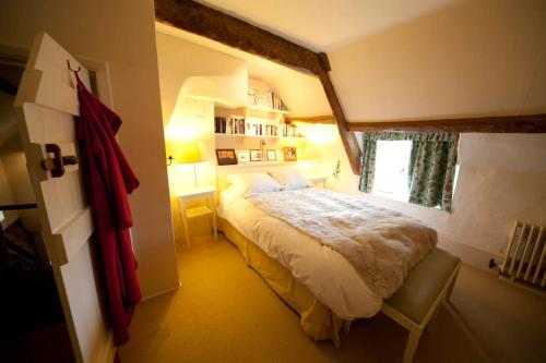 um quarto com uma cama e uma janela em Afton Thatch: Beautiful Thatched Family Cottage em Freshwater
