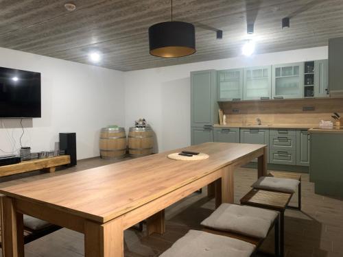 Podhradí Landštejn في سلافونيتسا: مطبخ مع طاولة خشبية في الغرفة
