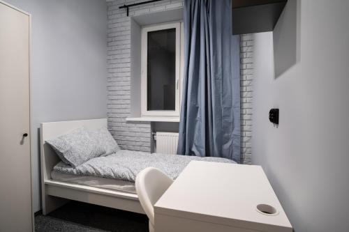 a small room with a bed and a window at Prywatny pokój z prywatną łazienką - Senatorska 36 in Łódź