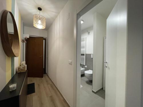 uma casa de banho com um WC, um lavatório e um espelho. em 034 Splendido Trilocale Pinzolo em Pinzolo