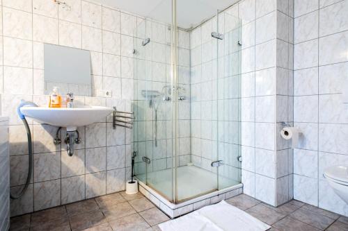 Kylpyhuone majoituspaikassa Work & Stay Apartment Bedburg Hau