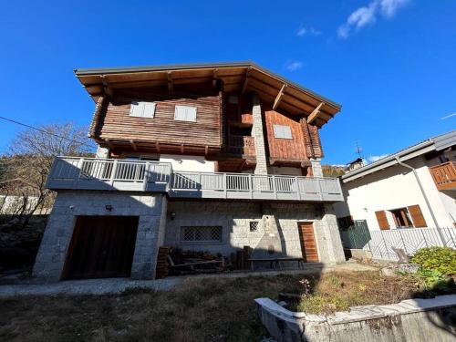 ein großes Haus mit Balkon darüber in der Unterkunft Appartamento Chalet Bernardi in Caderzone