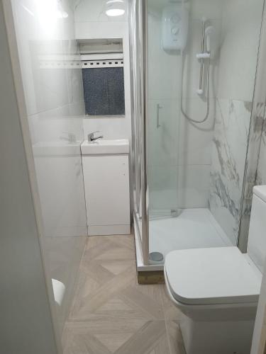 Ένα μπάνιο στο Good priced Single Rooms in harrow with shared bathrooms