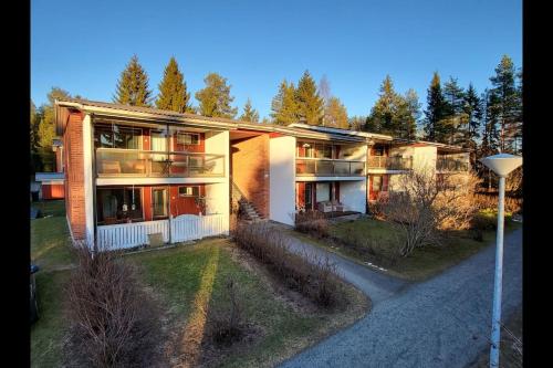 una casa con una luz de la calle delante de ella en Two bedroom apartment right next to Santapark, en Rovaniemi