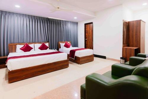 een hotelkamer met 2 bedden en een bank bij NO 7 Grandeur Hotel in Bangalore