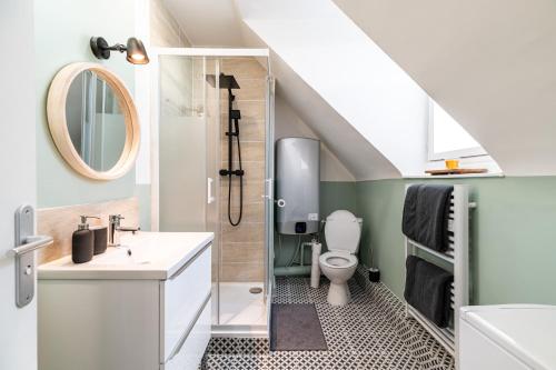 La salle de bains est pourvue de toilettes, d'un lavabo et d'une douche. dans l'établissement Le Nid de Bien-être Appartement avec Balneo - 284, à Rouen