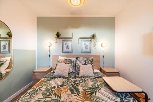 - une chambre avec un lit, deux lampes et un miroir dans l'établissement Le Nid de Bien-être Appartement avec Balneo - 284, à Rouen