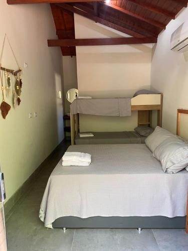 מיטה או מיטות קומותיים בחדר ב-Chalé Buriti