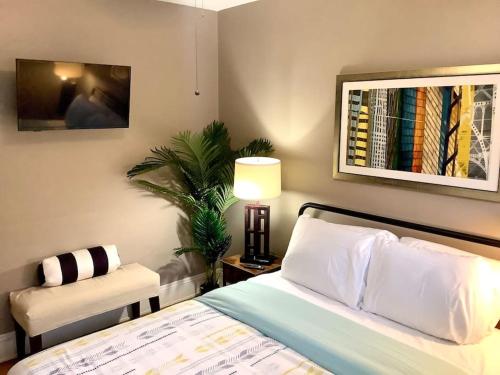 The House Hotels - Cohasset upper tesisinde bir odada yatak veya yataklar