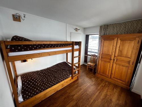 Двухъярусная кровать или двухъярусные кровати в номере Appartement Les Menuires, 2 pièces, 5 personnes - FR-1-452-250