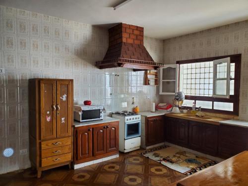 cocina con fogones y fogones horno superior en Omnia House en Monastir