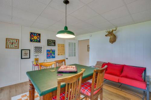 Χώρος καθιστικού στο Lakefront Frankston Cabin with Dock and Fire Pit!