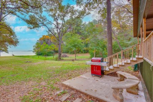 Κήπος έξω από το Lakefront Frankston Cabin with Dock and Fire Pit!