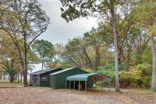 Φωτογραφία από το άλμπουμ του Lakefront Frankston Cabin with Dock and Fire Pit! σε Coffee City