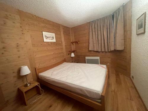 une petite chambre avec un lit et une fenêtre dans l'établissement Appartement 3P avec balcon, près de la forêt à Courchevel - FR-1-514-27, à Courchevel