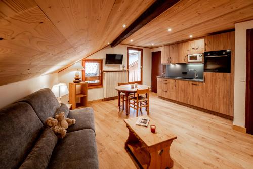 uma sala de estar com um sofá e uma mesa em Maison Salina em Samoëns