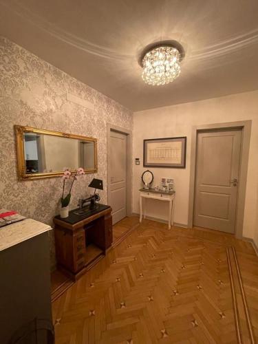 uma sala de estar com uma mesa e um espelho em THE FIRST em Trieste