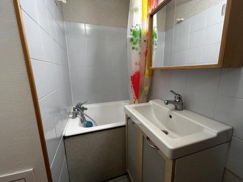 une salle de bain avec un lavabo et une baignoire dans l'établissement Studio Économique 13m² pour 2 personnes au pied des pistes, Croisette, Les Menuires - FR-1-452-285, aux Menuires
