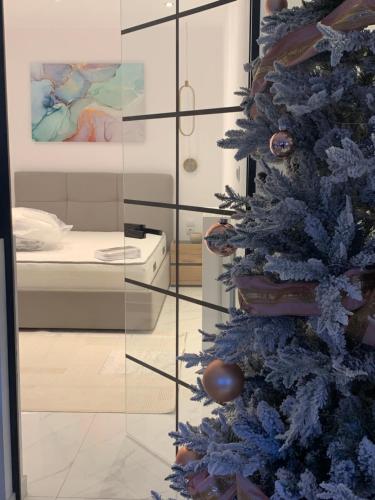 a blue christmas tree in a room with a bedroom at ΟΙΚΙΑ ΑΠΟΖΑΡΙ ΜΕΓΑΛΗ ΠΕΡΣΑ in Kastoria