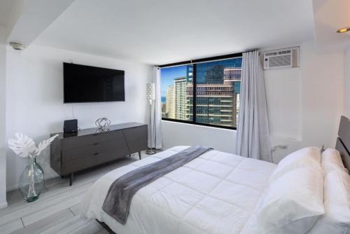 a bedroom with a large bed and a large window at New Modern Gorgeous Views Full Kitchen Waikiki in Honolulu