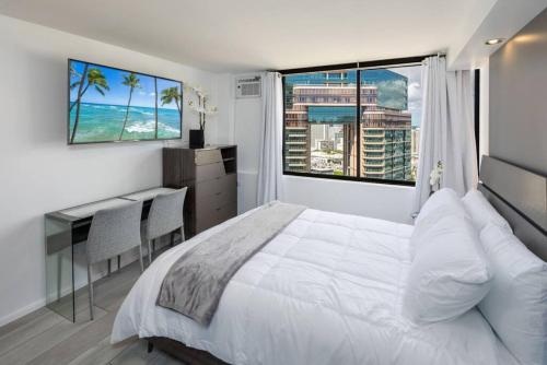 een slaapkamer met een bed, een bureau en een raam bij Renovated Modern Design Waikiki Condo Nice Views in Honolulu