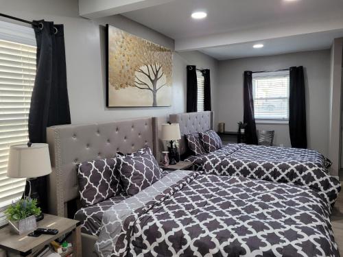 1 dormitorio con cama y sofá en Big new house with huge parking, en West Seneca