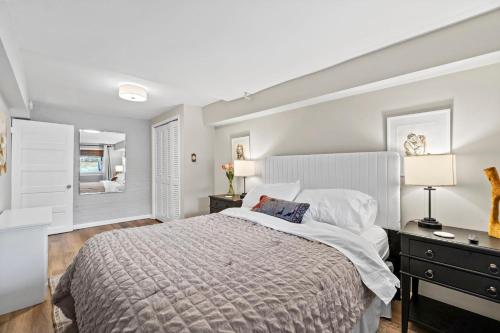 1 dormitorio con 1 cama grande y espejo en Glover Park/Georgetown Oasis with parking, en Washington