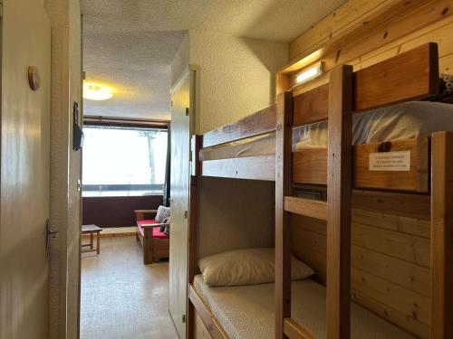Ce lit superposé se trouve dans un dortoir doté d'un couloir. dans l'établissement Studio Montgenèvre, Pieds des Pistes, 4 Couchages, Animaux Acceptés, Parking Privé - FR-1-330D-27, à Montgenèvre