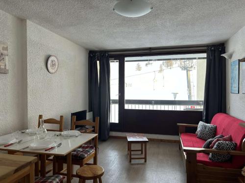 une salle à manger avec une table et une fenêtre dans l'établissement Studio Montgenèvre, Pieds des Pistes, 4 Couchages, Animaux Acceptés, Parking Privé - FR-1-330D-27, à Montgenèvre