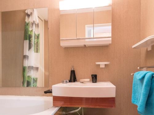 une salle de bain avec un lavabo blanc et un miroir dans l'établissement Studio Montgenèvre, Pieds des Pistes, 4 Couchages, Animaux Acceptés, Parking Privé - FR-1-330D-27, à Montgenèvre