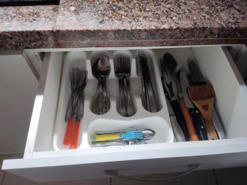 a drawer filled with utensils in a counter at Casa rústica Jardim Abaete in Piracicaba