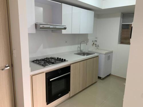 Virtuvė arba virtuvėlė apgyvendinimo įstaigoje Apartamento nuevo norte Cali