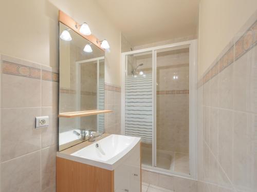 een badkamer met een witte wastafel en een douche bij Studio Châtelaillon-Plage, 1 pièce, 4 personnes - FR-1-535-22 in Châtelaillon-Plage