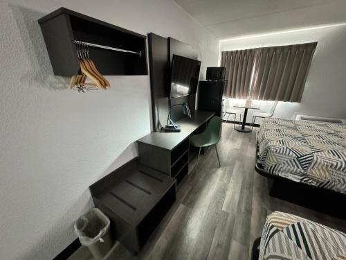 Кровать или кровати в номере Studio 6 Suites East Syracuse Airport