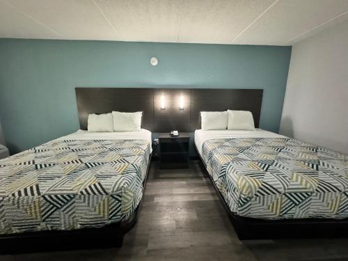Кровать или кровати в номере Studio 6 Suites East Syracuse Airport