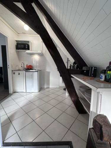 uma cozinha com uma escada que leva até um sótão em Le Saint Eusèbe em Auxerre
