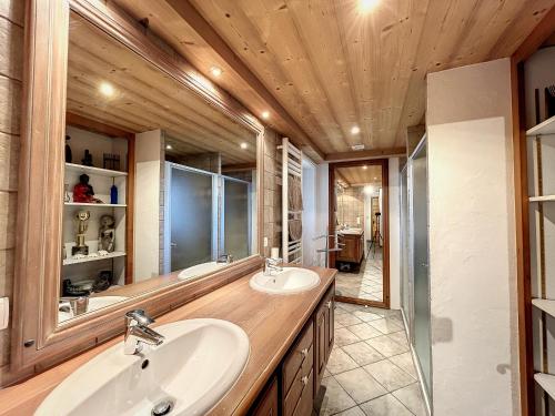 ein Badezimmer mit zwei Waschbecken und einem großen Spiegel in der Unterkunft Chalet Combloux, 5 pièces, 8 personnes - FR-1-560-32 in Combloux
