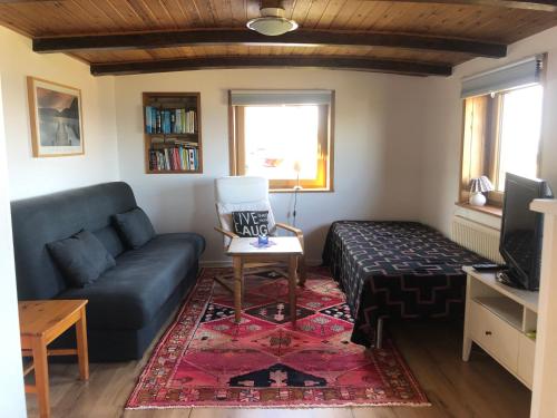 sala de estar con sofá y mesa en The small beach house, en Rydebäck