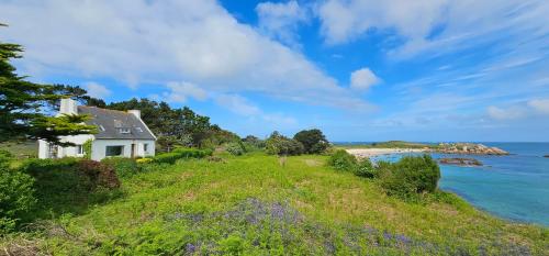une maison sur une colline à côté de l'océan dans l'établissement Ker Douara - Île Callot, à Carantec