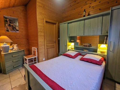 een slaapkamer met een groot bed in een houten kamer bij Gîte Cleurie, 4 pièces, 6 personnes - FR-1-589-71 in Cleurie