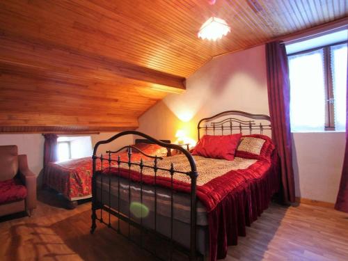LantriacにあるGîte Lantriac, 3 pièces, 4 personnes - FR-1-582-141の木製の天井のベッドルーム1室(ベッド2台付)