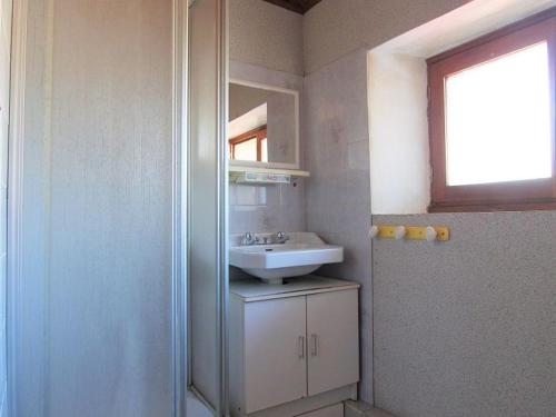ein Bad mit einem Waschbecken und einem Fenster in der Unterkunft Gîte Lantriac, 3 pièces, 4 personnes - FR-1-582-141 in Lantriac