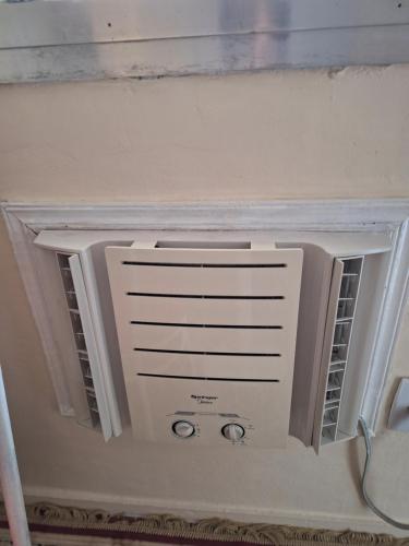 an air conditioner in a room with a ceiling at Cantinho da Paz in Niterói