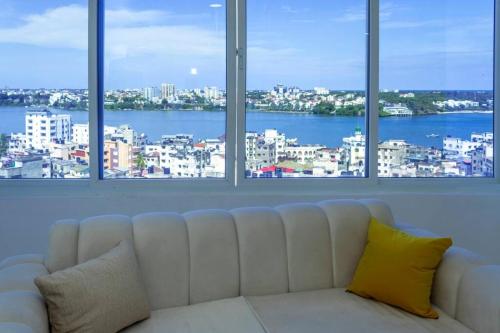 um sofá branco numa sala com janelas em Angani Apartment em Mombasa