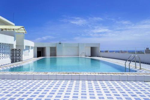 una piscina en la azotea de un edificio en Angani Apartment, AC Installed, Ocean View & Rooftop Pool, en Mombasa